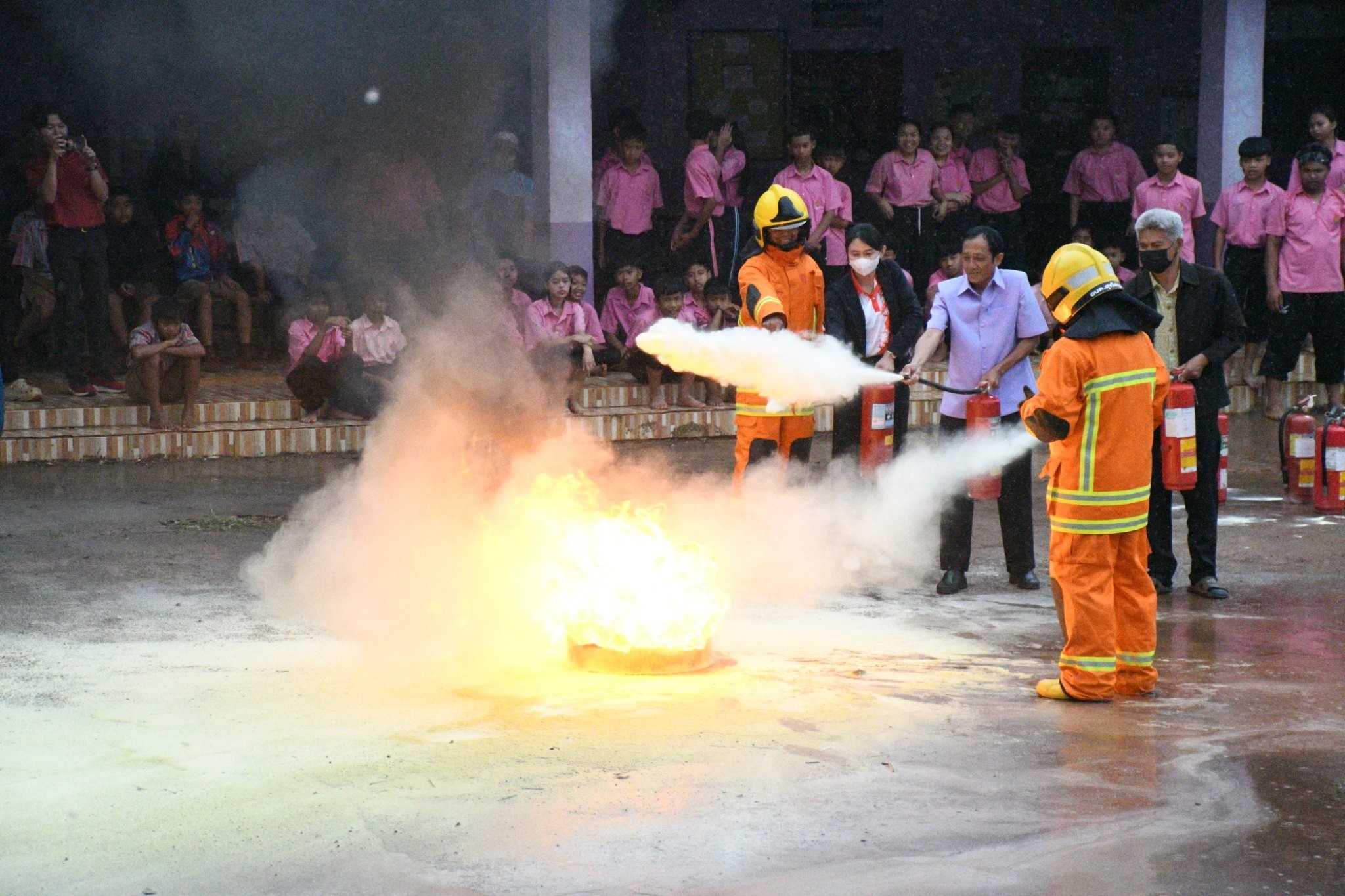 โครงการฝึกอบรมให้ความรู้เกี่ยวกับการป้องกันและบรรเทาสาธารณภัย กิจกกรมการป้องกันและระงับอัคคีภัยในสถานศึกษา